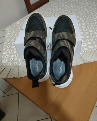 scarpe con disegno mimetico 
