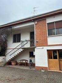 Casa con terreno commerciale