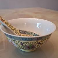 Ciotola cinese con cucchiaio