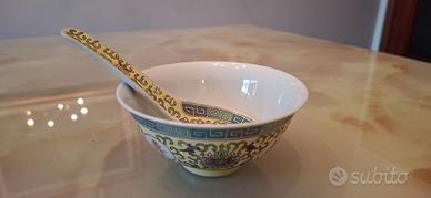 Ciotola cinese con cucchiaio