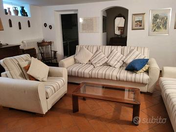 due divani tre posti con due poltrone