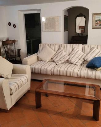 due divani tre posti con due poltrone