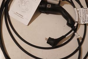 Apparecchio per ricarica domestica batteria auto