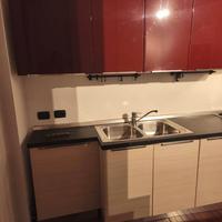 Cucina con elettrodomestici