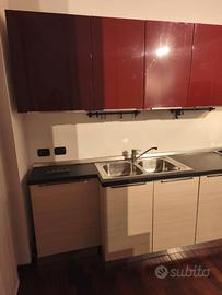 Cucina con elettrodomestici
