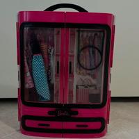 armadio di Barbie con accessori
