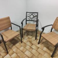3 sedie da esterno con struttura in metallo.