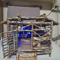 casetta per presepi fatta a mano e illuminata