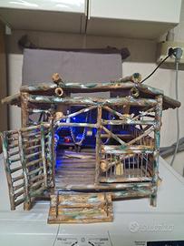 casetta per presepi fatta a mano e illuminata