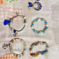 Nr.4 bracciali e un paio di orecchini bigiotteria 