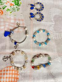 Nr.4 bracciali e un paio di orecchini bigiotteria 