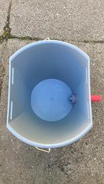 secchio con tettarella per vitelli