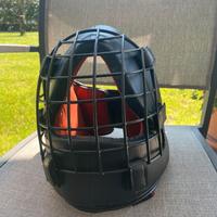 Casco protettivo con griglia in metallo