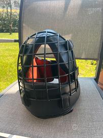 Casco protettivo con griglia in metallo