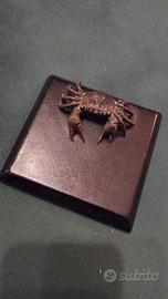 Granchio bronzo su basamento fermacarte