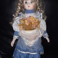 Bambole vintage in porcellana e vestiti in stoffa