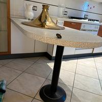 tavolo con gamba singola