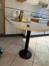 tavolo con gamba singola