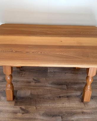 TAVOLO IN LEGNO CHIARO CON GAMBE TORNITE