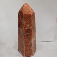 Minerale  Calcite arancione lavorato a obelisco