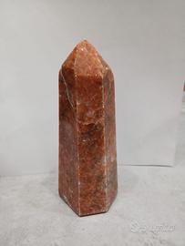Minerale  Calcite arancione lavorato a obelisco