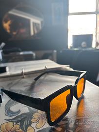 Occhiali sole montatura nera con lenti arancione