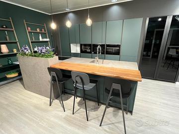CUCINA CON ISOLA IN LAMINATO VERDE E ROVERE