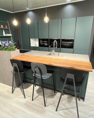 CUCINA CON ISOLA IN LAMINATO VERDE E ROVERE