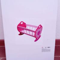 Culla rosa in legno per bambole