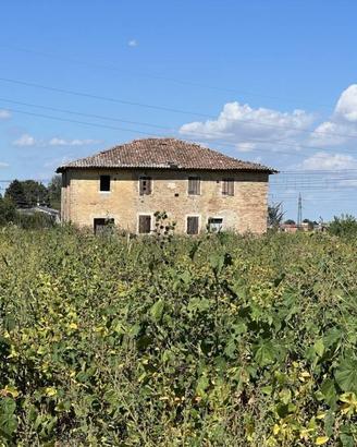 Rustico / Casale di 695 m² con 4 locali e box auto