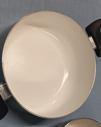 Pentola da 22 cm con coperchio in vetro.