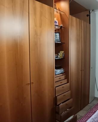 Armadio 4 stagioni in noce e legno laccato crema