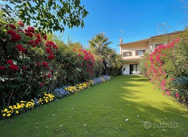 Villa con tre camere piscina ed ampio giardino