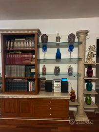 Libreria/vetrina in legno massello e travertino