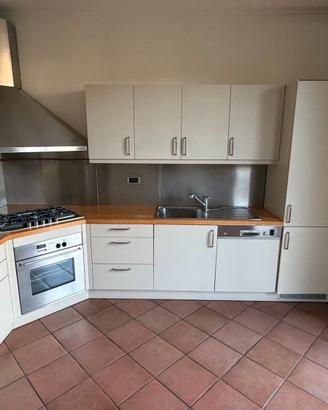 Cucina angolare completa con elettrodomestici