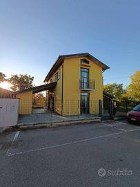 Villa di 100 m² con 4 locali e box auto doppio a R