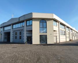 Frazione di capannone e spazi a rustico per uffici