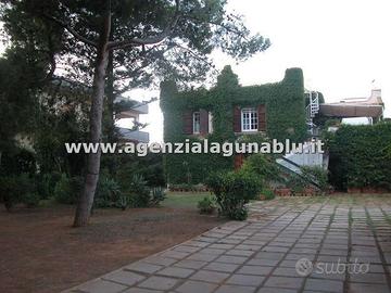 Villa 320 mq su due piani con 4000 mq di terreno