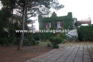 Villa 320 mq su due piani con 4000 mq di terreno