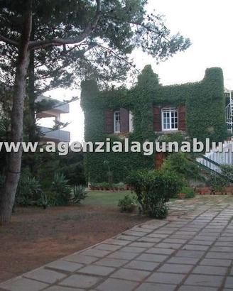 Villa 320 mq su due piani con 4000 mq di terreno