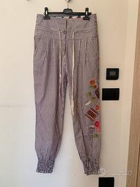 Pantaloni Desigual a righe verticali con toppe