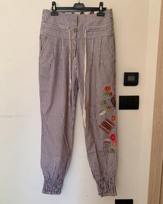 Pantaloni Desigual a righe verticali con toppe