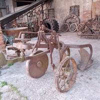 Vecchi attrezzi agricoli x arredo giardino