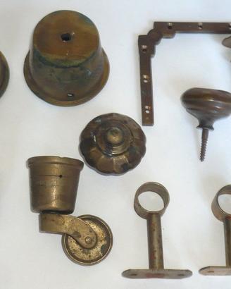 Lotto di 12 pezzi di ferramenta per mobili vintage