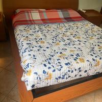 Letto matrimoniale e cassettiera
