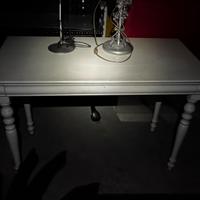 Tavolo in legno finitura bianca stile shabby chic.