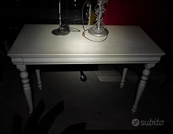 Tavolo in legno finitura bianca stile shabby chic.