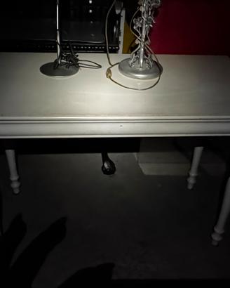 Tavolo in legno finitura bianca stile shabby chic.