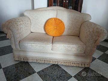 Divano due posti elegante color crema
