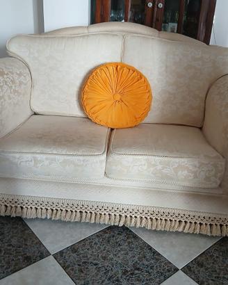 Divano due posti elegante color crema